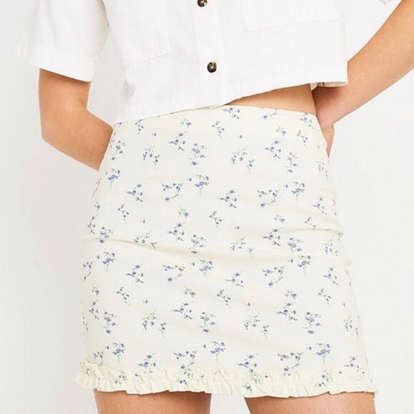 Urban Outfitters • Retro Floral Mini Skirt - Picture 5 of 11